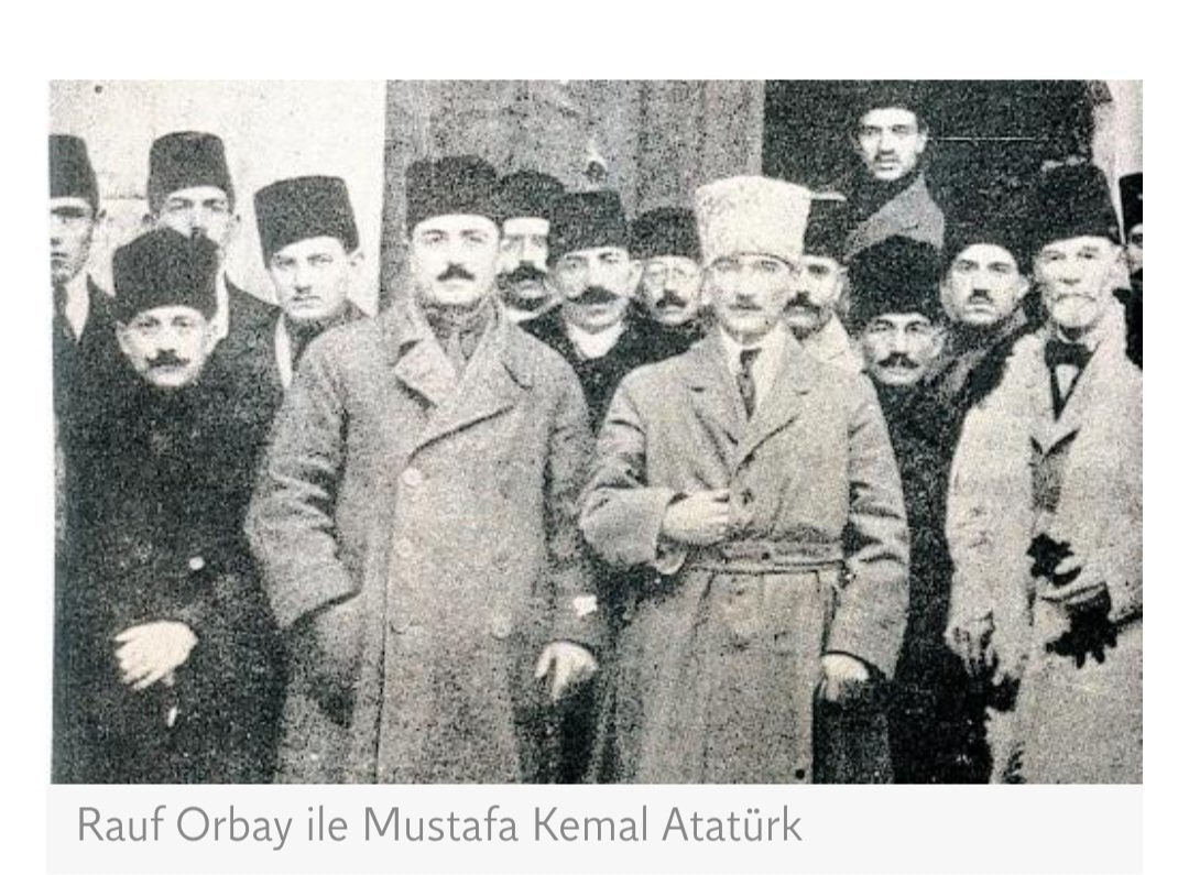 didemyvzylmz's tweet photo. 5️⃣ Mustafa Kemal, Rauf Orbay'ın bu sözlerine karşılık olarak ona bir soru yöneltir;

– "Peki Rauf, sen ne düşünüyorsun Padişah hakkında?"

– "Bir defa ben Müslümanım, o da bir halife, o taraftan ona bağlıyım. Üstelik benim babam Padişahın Baş mabeyniydi.Padişahın ekmeği benim babamın boğazındaydı, o ekmek şimdi benim gırtlağımda... Kardeşim ben yediğim ekmeğe ihanet edemem ve etmem. Dolayısıyla ben elbette Padişahlığın rejim olarak devam etmesini isterim. Kemal, biz senin arkandan geldik. Sen vatanın kurtulması adına harekete geçtin, sana hemen destek verdik. Bizim rejimle ilgili bir sorunumuz yok. Biz de bu vatanın kurtulmasından yanayız ama Padişahtan kurtulmaya değil.

Bizde milleti ve kamuoyunu elde tutmak güçtür. Bunu ancak, herkesin erişemeyeceği kadar yüksek görülmeye alışılmış bir makam sağlayabilir. O da saltanat ve hilafet makamıdır. Bu makamı ortadan kaldırıp onun yerine başka nitelikte bir makam getirmeye çalışmak felakete ve büyük acılara yol açar. Bu da asla doğru olamaz…"