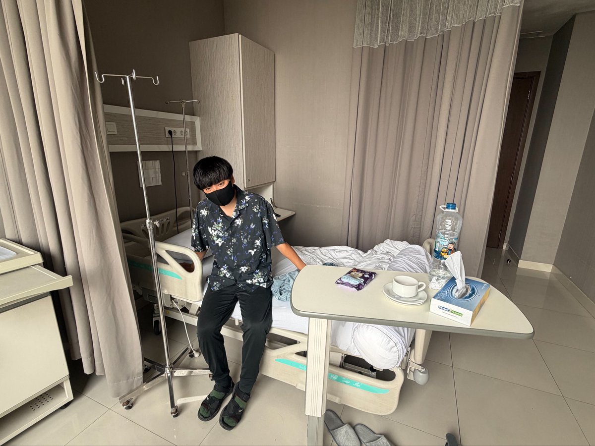 ANNYAOBAKE's tweet photo. 桐木が無事に退院しました

食中毒の症状も無事治り順調に回復しました

ただ、少し手の痺れがあるらしくギランバレー症候群の懸念があるため、そちらだけ日本帰国後に改めて神経内科で診てもらうことになりました

たくさんのご心配ありがとうございました https://t.co/W7qvhM0DiU