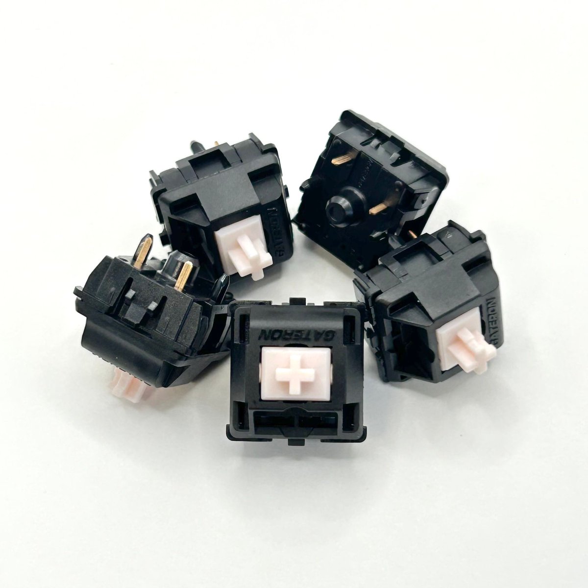 TalpKeyboard's tweet photo. GATERON Oil King Pink サイレントリニア キースイッチ（45gf/5ピン/5個）
¥550（税込） 
Oil Kingシリーズのサイレントリニアです。POMステム、ナイロン製トップハウジング、Ink素材のボトムハウジングを採用、実にOilkingらしい滑らかさです。
https://t.co/uF6pB8bWmA https://t.co/c8ZEf0N5Rq