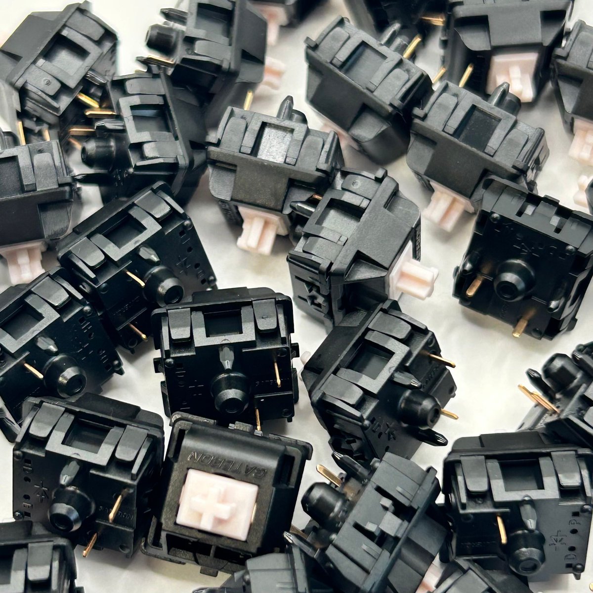 TalpKeyboard's tweet photo. GATERON Oil King Pink サイレントリニア キースイッチ（45gf/5ピン/5個）
¥550（税込） 
Oil Kingシリーズのサイレントリニアです。POMステム、ナイロン製トップハウジング、Ink素材のボトムハウジングを採用、実にOilkingらしい滑らかさです。
https://t.co/uF6pB8bWmA https://t.co/c8ZEf0N5Rq