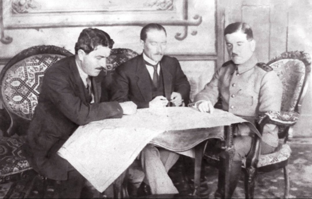 didemyvzylmz's tweet photo. 6️⃣ Mustafa Kemal, bu sözlerden sonra karşısında oturan Refet Bele'ye döner bir de ona sorar;

– "Sen ne düşünüyorsun Refet?"

– "Ben de Rauf Bey'in düşünce ve görüşlerinin hepsine katılırım Paşam" der. "Gerçekten de bizde padişahlıktan ve halifelikten başka bir idare şekli söz konusu olamaz…"

Bu kez Atatürk Fuat Paşa'nın düşüncesini öğrenmek ister. Paşa Moskova'dan yeni döndüğünden durumu, halkın duygu ve düşüncelerini daha yeterince incelemeye vakit bulamadığından söz ederek, görüşülen konu üzerinde kesin bir düşünce ve görüş ileri süremeyeceğini bildirir ve özür diler...