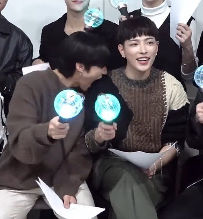 xooxounxx's tweet photo. 물고 물림 https://t.co/E0OnspYmEa