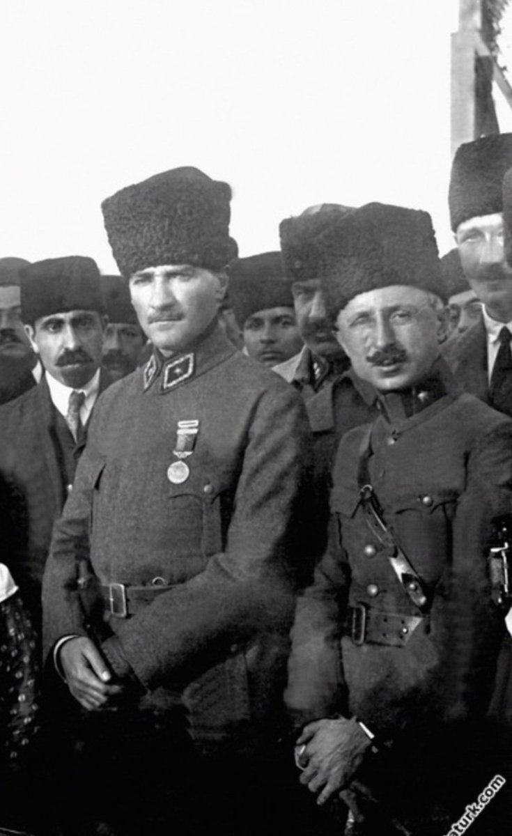 didemyvzylmz's tweet photo. 6️⃣ Mustafa Kemal, bu sözlerden sonra karşısında oturan Refet Bele'ye döner bir de ona sorar;

– "Sen ne düşünüyorsun Refet?"

– "Ben de Rauf Bey'in düşünce ve görüşlerinin hepsine katılırım Paşam" der. "Gerçekten de bizde padişahlıktan ve halifelikten başka bir idare şekli söz konusu olamaz…"

Bu kez Atatürk Fuat Paşa'nın düşüncesini öğrenmek ister. Paşa Moskova'dan yeni döndüğünden durumu, halkın duygu ve düşüncelerini daha yeterince incelemeye vakit bulamadığından söz ederek, görüşülen konu üzerinde kesin bir düşünce ve görüş ileri süremeyeceğini bildirir ve özür diler...