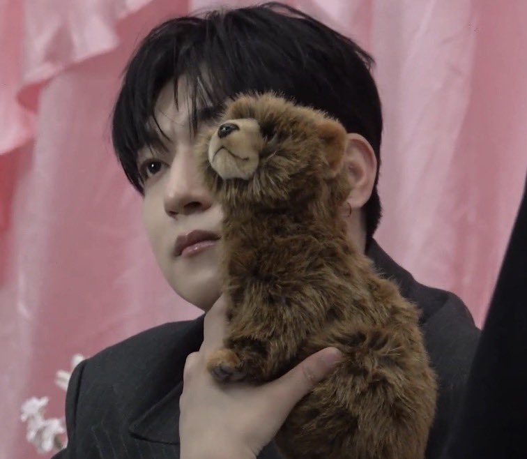 wish_mel_uck's tweet photo. 하 성진이 들고있는 곰이랑 똑같이 생김 ㅠ https://t.co/wSIzZmUVT6