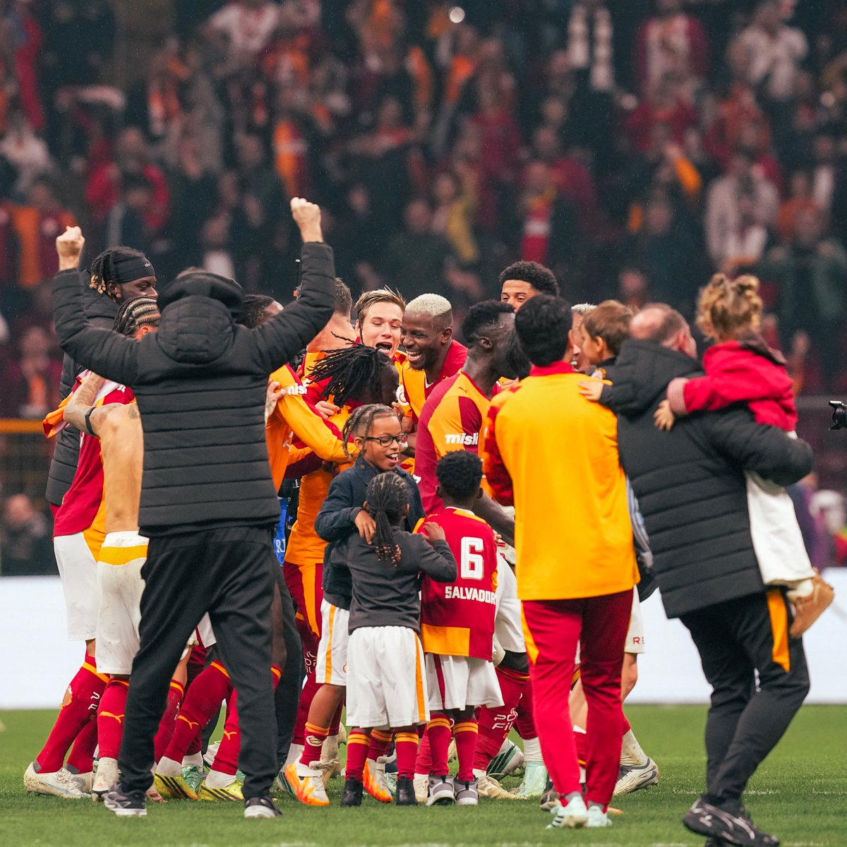 GalatasaraySK's tweet photo. Biz bir aileyiz. 💛❤️ https://t.co/nhflCRo8mU