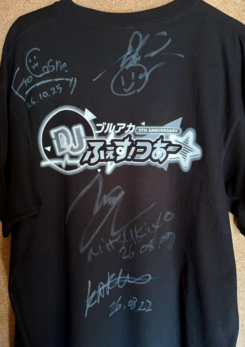 mochi_alice41's tweet photo. ブルアカコンポーザーでDJ四天王の
ミツキヨさん　Norさん
KARUTさん　EmoCosineさん
の彼ら4人全員から無事にDJふぇすつあーTにサインを書いていただき夢が叶いました✨ https://t.co/39qqZJwz9I