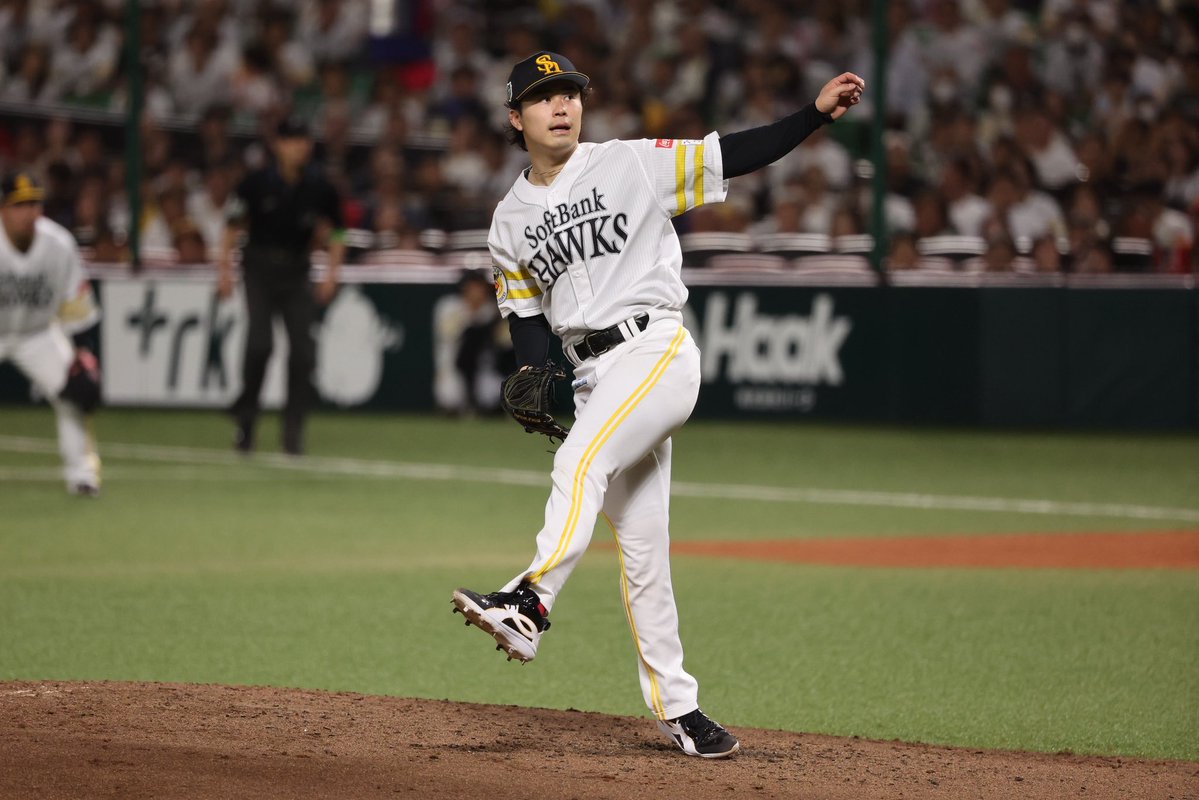 HAWKS_official's tweet photo. 【 #SMBC日本シリーズ2026 第3戦 】

４回 #松本晴 投手が三者凡退に抑える

#sbhawks
#全身全霊で日本一へ https://t.co/gkOCg2ufZD