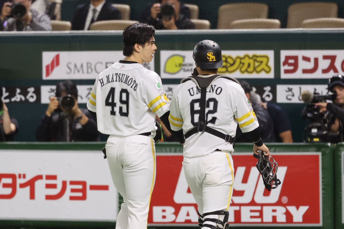 HAWKS_official's tweet photo. 【 #SMBC日本シリーズ2026 第3戦 】

４回 #松本晴 投手が三者凡退に抑える

#sbhawks
#全身全霊で日本一へ https://t.co/gkOCg2ufZD