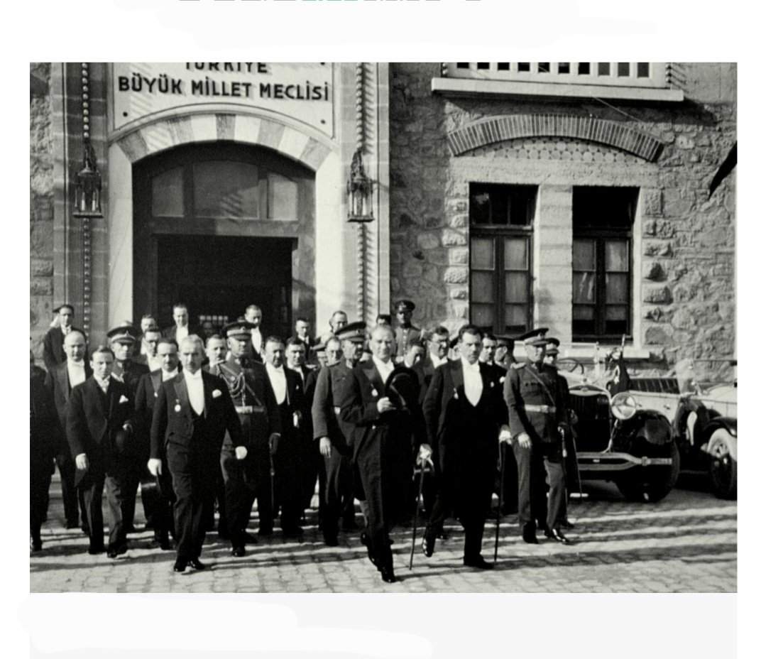 didemyvzylmz's tweet photo. 8️⃣ Vatanı kurtarmak için yan yana gelen silah arkadaşları Rauf Orbay, Refet Bele, Ali Fuat Cebesoy ile Atatürk'ün yolları işte böyle ayrıldı.

- Atatürk, saltanatı kaldırdı.
- Atatürk, hilafeti kaldırdı.
- Atatürk, Cumhuriyet'i kurdu ve bu arkadaşları karşı çıktı.

Meselenin özü şuydu:

Atatürk bir devrimciydi...
Bu silah arkadaşları ise reformcuydu... 

Mevcut düzeni devirmeksizin, statükoyu geliştirerek politik ve sosyal değişimlere ulaşmaktı amaçları… 

Osmanlı'nın da sonunu getiren Tanzimat kafasıydı bu! Ve devrimciler ile reformcular arasındaki mücadele 1839 yılında ilan edilen Tanzimat'tan beri sürüyordu! 

Atatürk, Tanzimat reformuyla tam kurtuluşun sağlanamayacağını bilecek donanımda gerçekçi bir devlet adamıydı. 

Savaşta kazandığını masada kaybetmek istemiyordu; hedefi tam bağımsız Türkiye idi…

Cumhuriyet ilanı, Türk tarihinin en büyük devrimi oldu. Tanzimat reformcuları yenildi. 
Cumhuriyet devrimcileri kazandı...
🇹🇷🇹🇷🇹🇷
#YaşasınCumhuriyet #29Ekim #29Ekim1923 #CumhuriyetBayramı