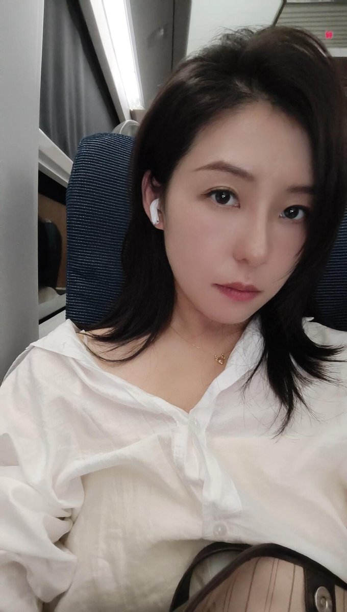 tracy49vz1's tweet photo. 本人90后已婚，在职大学辅导员 

���下生活太平淡，就想跟着大学生们一样出来看看有没有合适的成熟稳重的朋友

刚学会翻墙，可以聊聊认识一下，肯定会有不一样的故事呢 https://t.co/ae4x1KgCw6