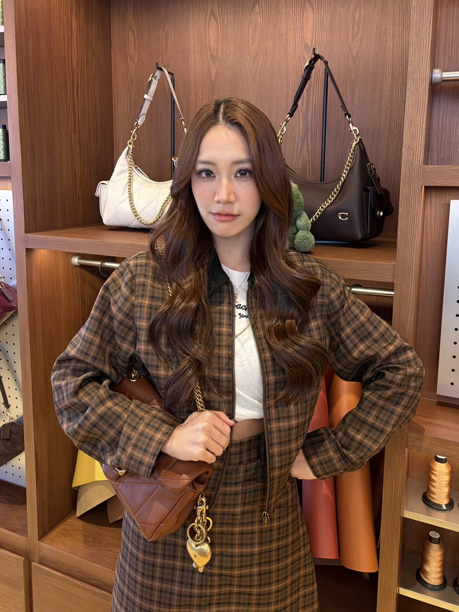 PacificaGroup_'s tweet photo. มายืนสวยๆ แบบนี้ เดี๋ยวก็เหมาให้ทั้งร้านซะเลย 🤏🏻💖

@Coach #CoachNY
#CoachPlaySiamSquare
@_mindtiya #Mind4EVE https://t.co/v5g9UgjdS7