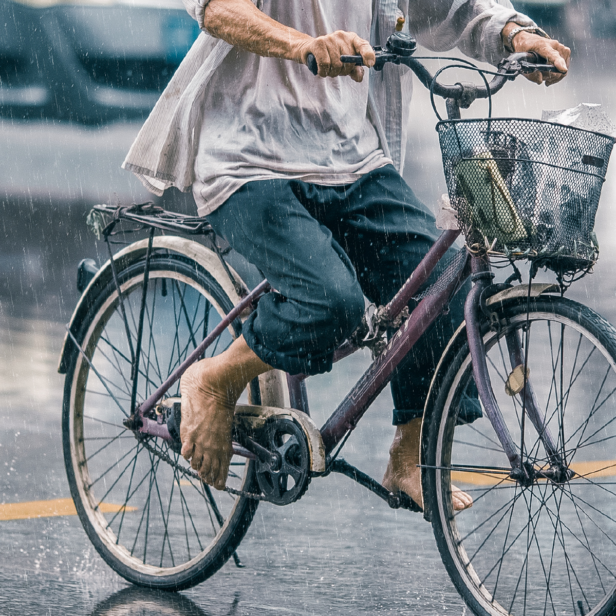 ouBFzsQ5J7kCoVo's tweet photo. 「朝の新聞で見聞きした、街角のひそやかな幽かな話。雨に濡れた自転車が、ゆっくりと前へ蹬んでいく。」 https://t.co/sr1vHvsmAQ