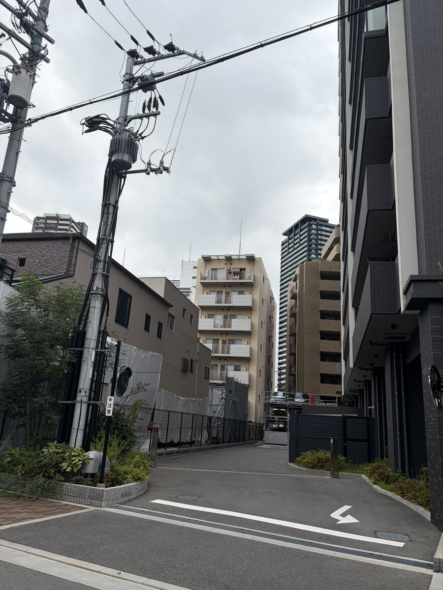 yadokari_yasan's tweet photo. この距離感で14階建のマンション建てられるのキツイよなぁ😭

まだ引き渡し3年目やで、、
せっかくの南向き☀️ https://t.co/NKzN8ZpEtf