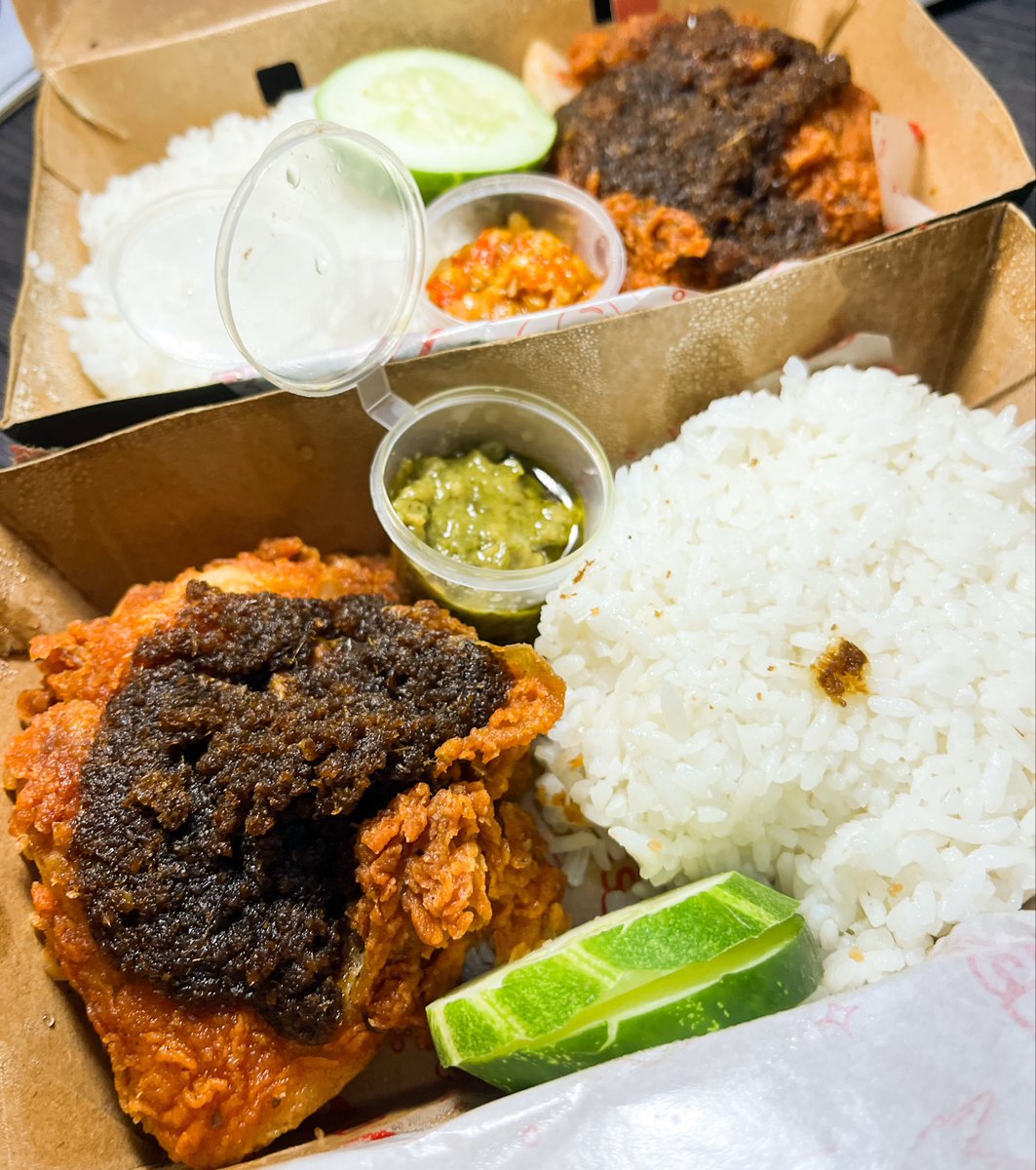 glazeshine_'s tweet photo. LIAT NANAKOOT AKHIRNYA COBAIN MAK DURA JUGA 😭🍗 

pantesan seliweran mulu di TikTok, liat bumbu itemnya bikin ngiler WKWK https://t.co/IGNDCB1yDM