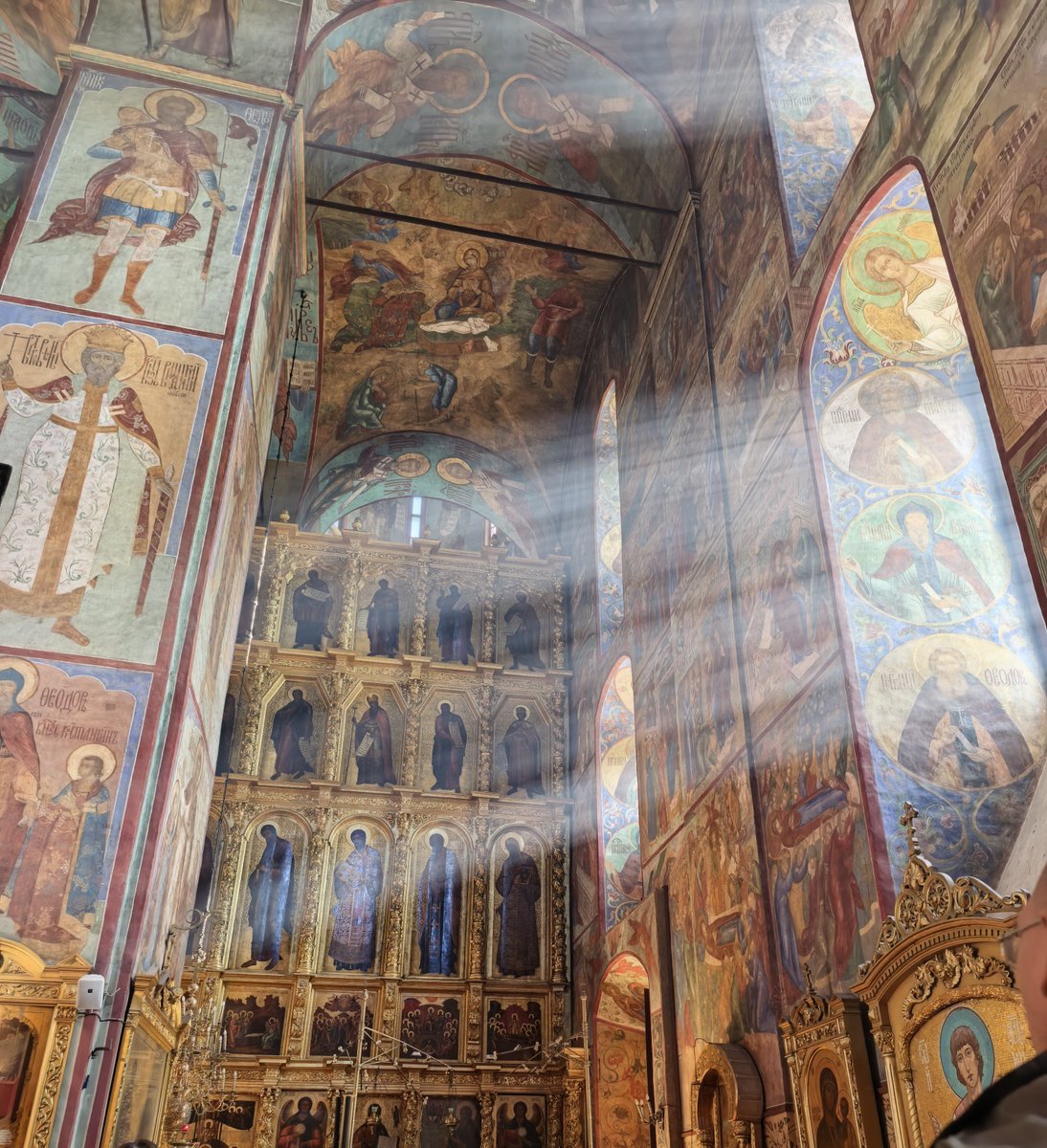 Leray4wce's tweet photo. Ну разве не прекрасное место? В церквях всегда так волшебно ложится свет https://t.co/hDUoguYooj