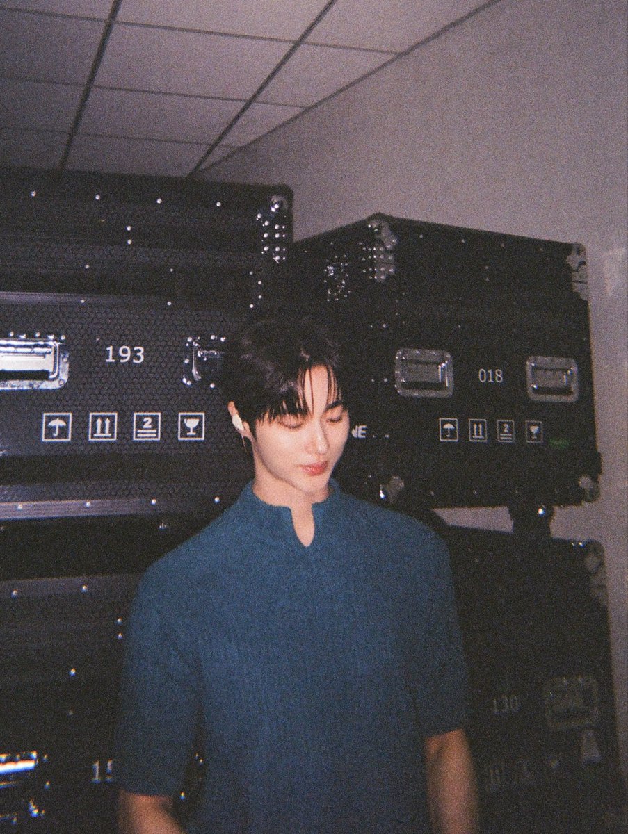 Neepharr's tweet photo. The most handsome librarian💙 https://t.co/aqfiVfHjix