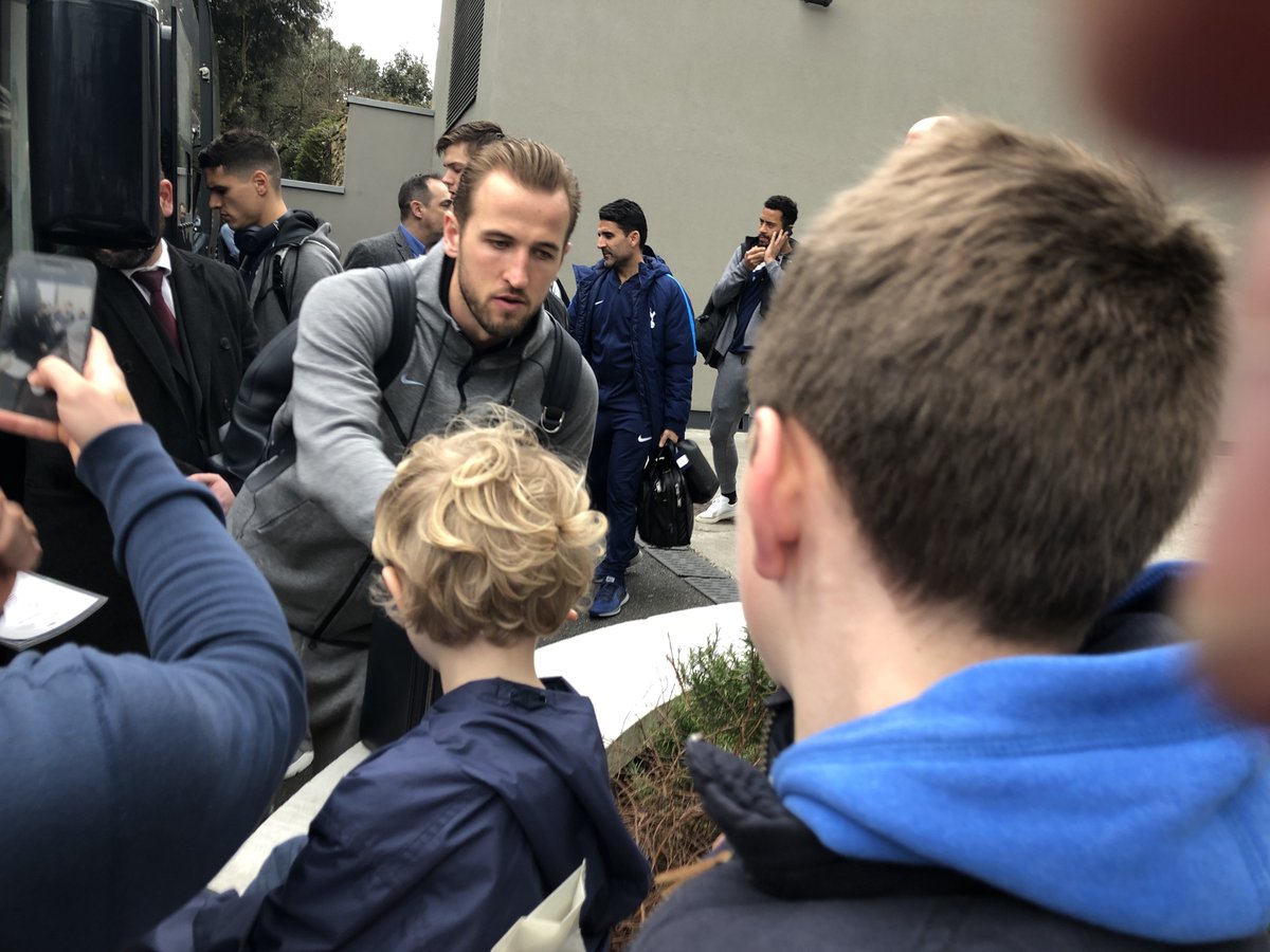 simonlilly's tweet photo. Ballon d'Or winner 2026 - Harry Kane.

Thomas and I were lucky enough to meet him back in 2018. Bournemouth were playing Spurs, we got up early after a tip off where the team were staying. Harry was the only player that stopped to chat to the fans and sign autographs that day 🏆 https://t.co/V1Ac34dBAK