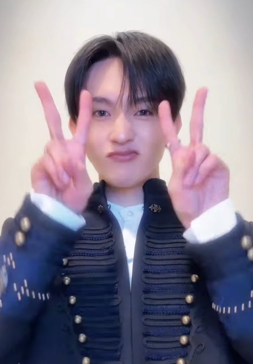 nllqne's tweet photo. かっこいいポーズすると思ったらかわいいピースしてきてネ申✨✨💚 https://t.co/S2CI49jdDp