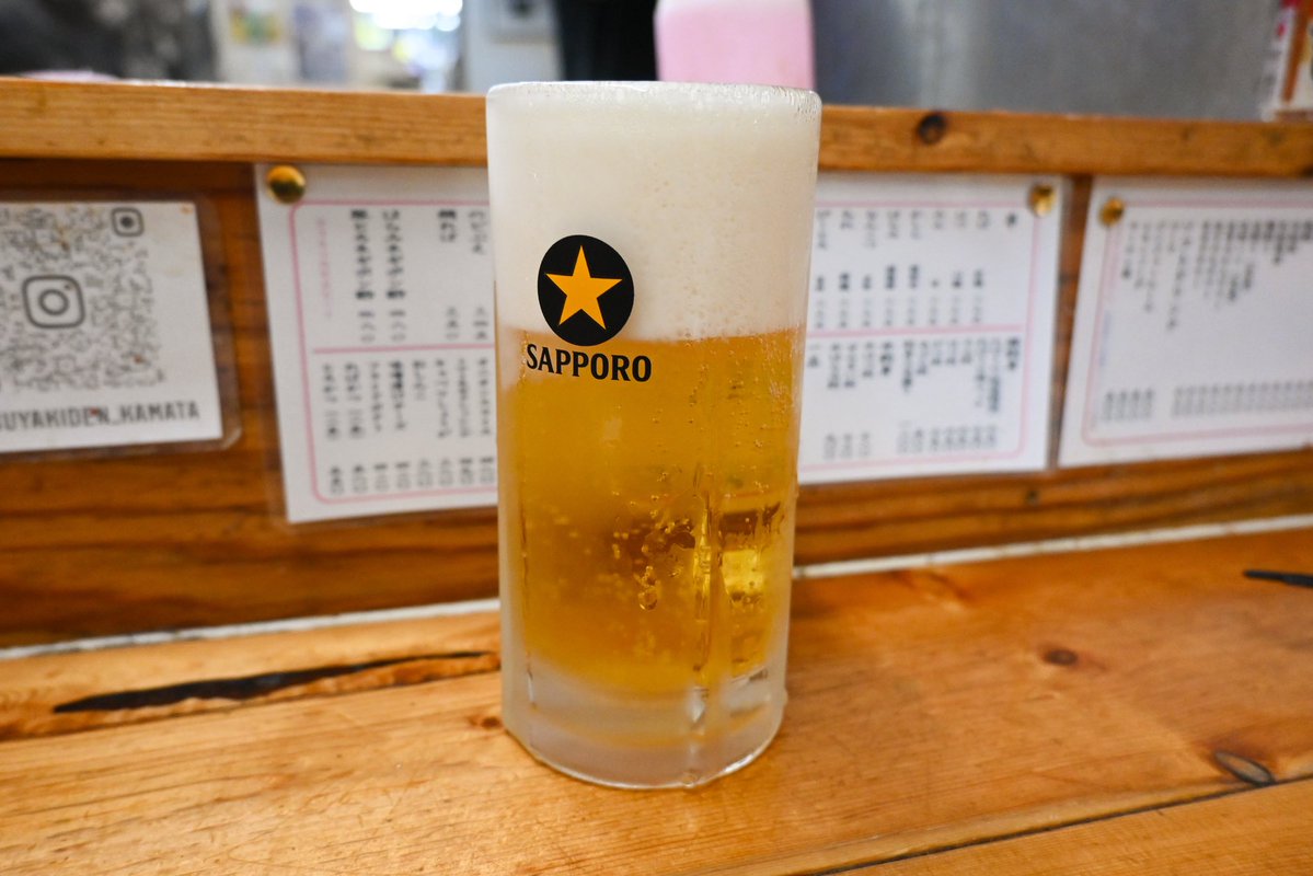 kamatanomi's tweet photo. 『もつ焼 でん 蒲田店』
蒲田駅西口にある居酒屋さん。
活気あるカウンターで、生ビール片手にもつ焼を堪能。絶妙な塩加減のかしらやシロ、ハラミなど、どれもこれもお酒が進みまくる串ばかり。牛もつ煮込みなどの一品料理や刺しも楽しめる、酒飲みたちのワンダーランド。早い時間の訪問がおすすめ。 https://t.co/LQ3kPhe0BO