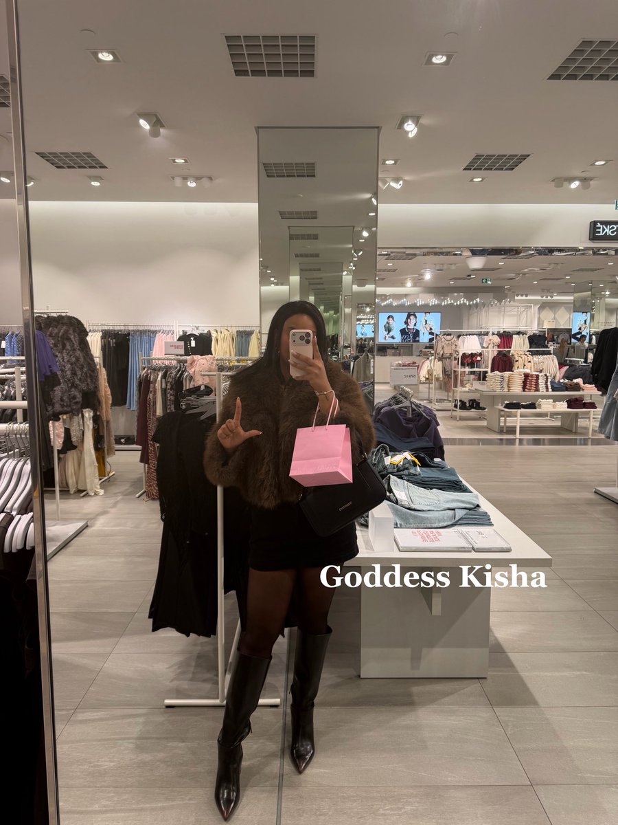 Gxdkisha's tweet photo. Dritte Shoppingtour mit meiner weißen F0tze! Seine Karte wird missbraucht, bis sein Konto rot zeigt.

#bnwo https://t.co/xWQUpLpbPi
