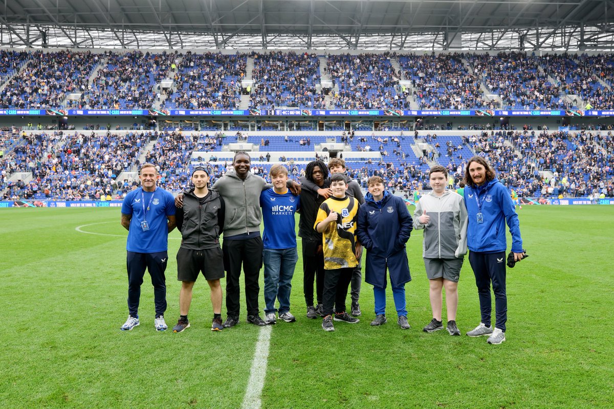 EITC's tweet photo. ‘The Duke of Edinburgh’s Award has helped me become the best version of myself and given me confidence in my future.’

🥉👏 A huge congratulations to the young people from our Interventions programme who recently achieved their @DofE Bronze Award! 

After successfully completing their expedition, participants were rewarded with a special half-time appearance on the pitch at an Everton home game. 💙

🙌 Amazing work everyone!

@MerseyPolice | #SteveMorganFoundation