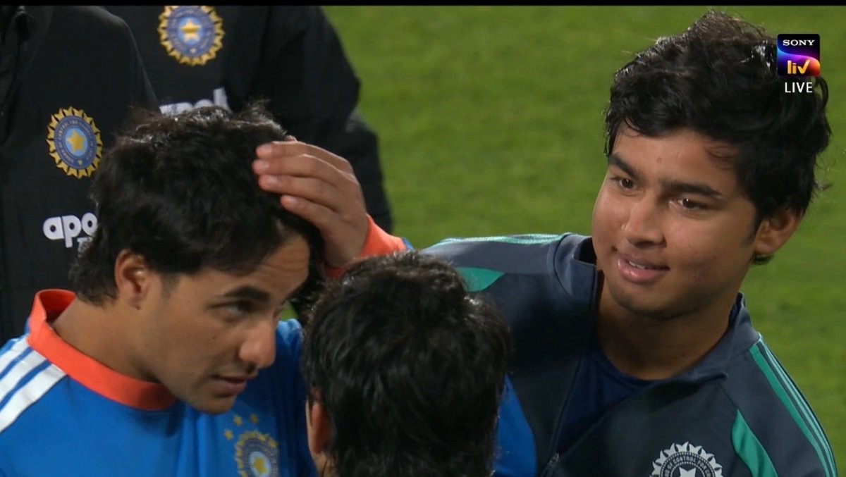 mufaddal_vohra's tweet photo. - 50 in 2.2 overs. 
- 100 in 5 overs. 

The Abhishek-Vaibhav duo. 🥵 https://t.co/VK4ucxG9L5
