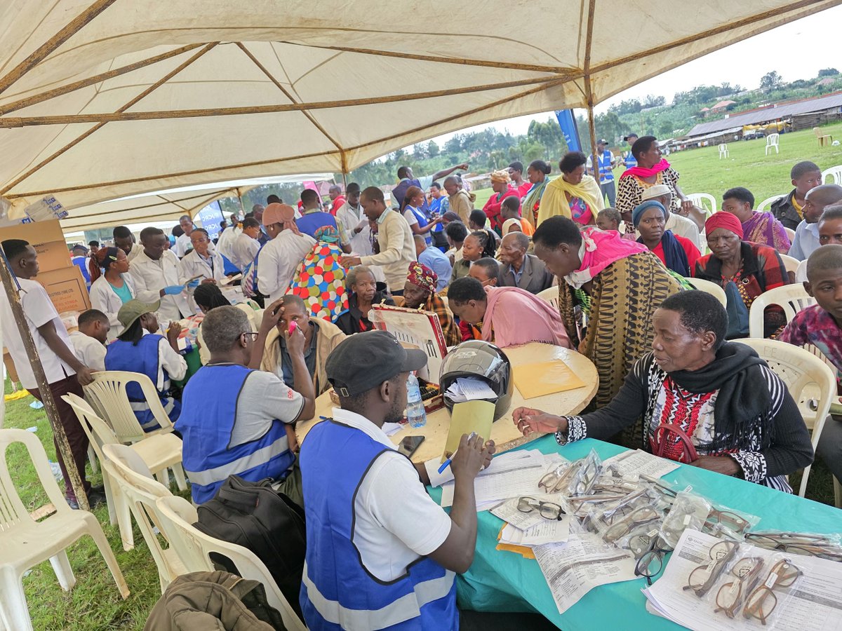 KlaSpringers's tweet photo. ACTION IN KABWOHE! 

Triage, consultation, lab, dispensing ,our medics, Rotarians &amp; Rotaractors gave it all on 24th Oct!

 Hundreds served, lives touched.

Thank you Kabwohe for trusting us! #RotaryEyamba #KlaSpringers https://t.co/UZdCTw7UIM