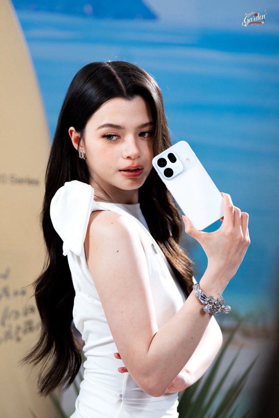 Freenbeck33's tweet photo. SCREAM: BECKY, WE LOVE YOU! 

REBECCA OPPO FIND X10
#OPPOFindX10SeriesTHxBecky https://t.co/xnTvbKvCEo