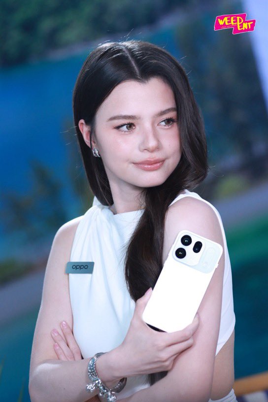 Freenbeck33's tweet photo. SCREAM: BECKY, WE LOVE YOU! 

REBECCA OPPO FIND X10
#OPPOFindX10SeriesTHxBecky https://t.co/xnTvbKvCEo
