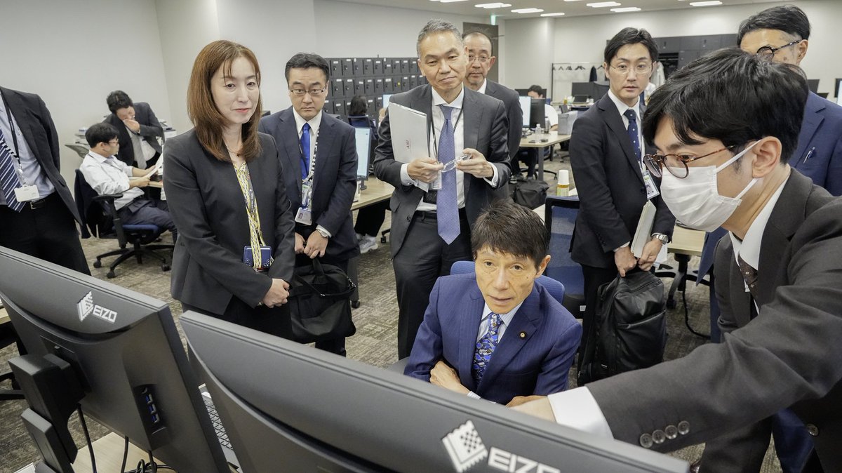 digital_jpn's tweet photo. 古川デジタル大臣兼内閣府特命担当大臣（人工知能戦略）兼サイバー安全保障担当大臣がAIセーフティ・インスティテュート（AISI）訪問

AISIのAIモデルの性能評価等を視察。高性能AIの進化やサイバー攻撃増加を踏まえ、英国AISIと協力を深め、AIセキュリティを中心に評価機能強化が重要だと述べました。 https://t.co/mkwVMQHLdk