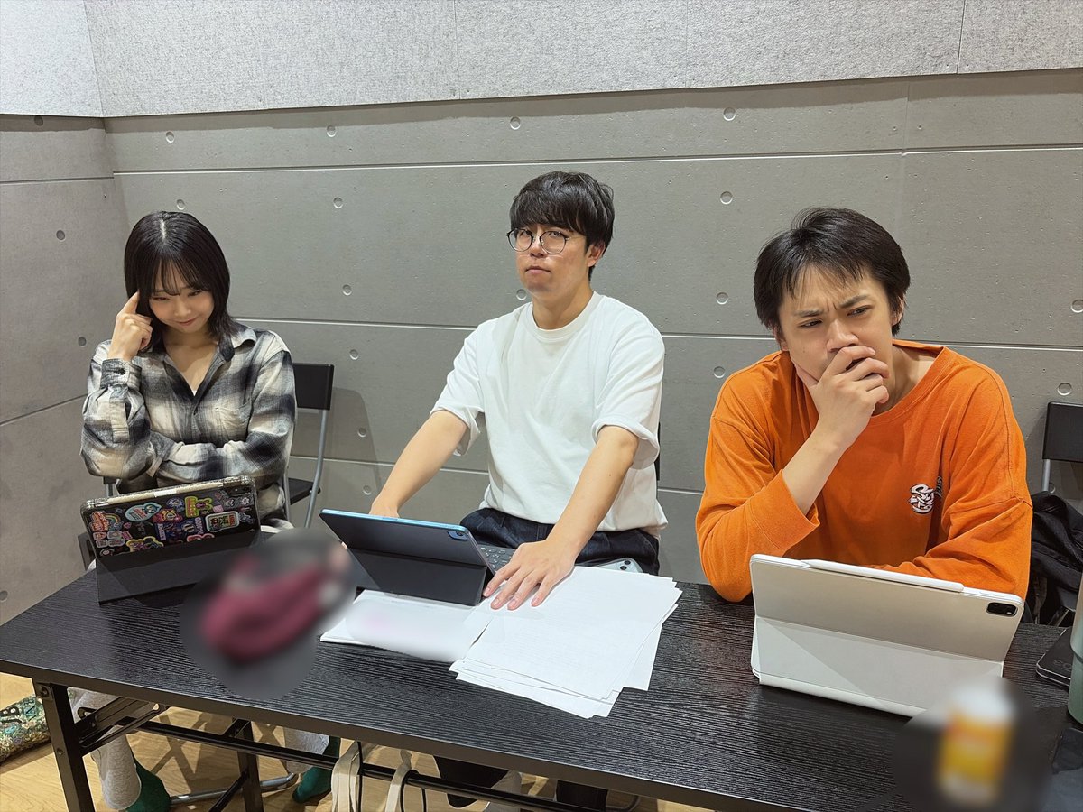 XmeetsX2026's tweet photo. ／
　稽古場より📸
＼

悩んでる？ように見えますが
毎日笑い合いながら
楽しく稽古が進んでおります！

🗓 2026年11月3日(火・祝)〜11月8日(日)
📍シアターアルファ東京

🎫 チケット発売中！
https://t.co/781XDOIbBU
Lコード：33643

#エックスミーツエックス
#Si_EnTa https://t.co/5KXHAmgRBm