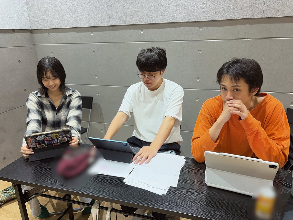 XmeetsX2026's tweet photo. ／
　稽古場より📸
＼

悩んでる？ように見えますが
毎日笑い合いながら
楽しく稽古が進んでおります！

🗓 2026年11月3日(火・祝)〜11月8日(日)
📍シアターアルファ東京

🎫 チケット発売中！
https://t.co/781XDOIbBU
Lコード：33643

#エックスミーツエックス
#Si_EnTa https://t.co/5KXHAmgRBm