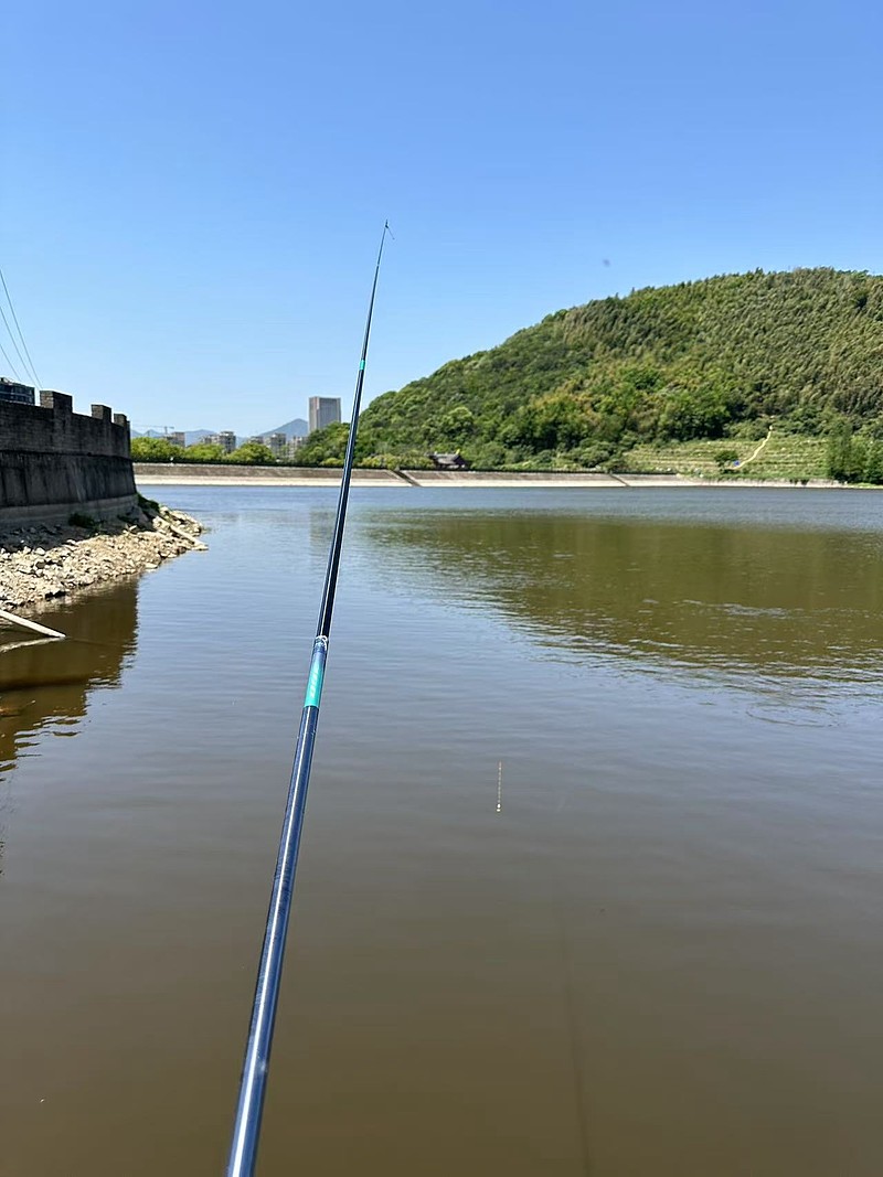 Eri12ii's tweet photo. 試しに釣りに行ったら、意外と大物が食いついて大興奮！休日の最高の思い出になった～ https://t.co/KDPUzLWk4D