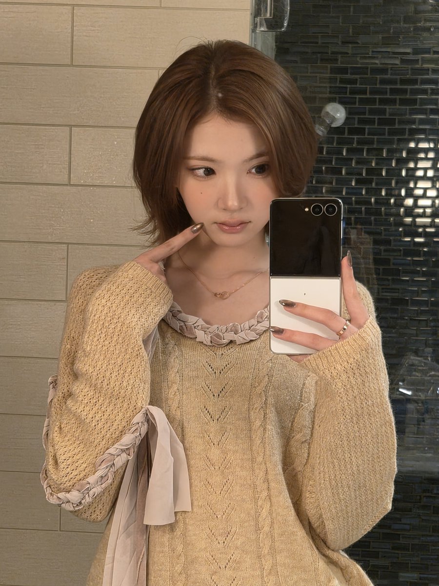 Jjjuu0907a's tweet photo. 존나 여친 기다리면서 찍어서 보내준거 같으네 https://t.co/FbqLEHGhiB