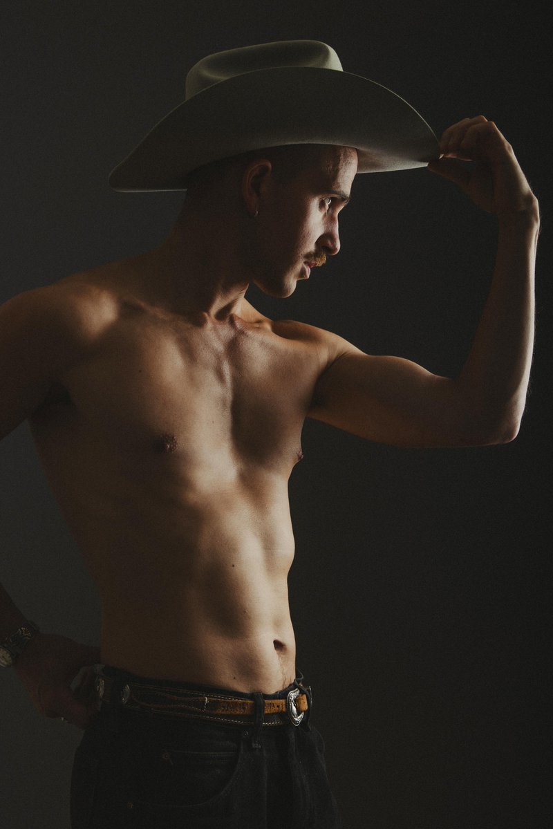 AndrewArtModel's tweet photo. All Hat, No Cattle 
Photos by @MWordsPhoto 
#cowboy #gay #gaycowboy #thirsttrap #malebodies #eyecandy https://t.co/lcnyJuvzeq
