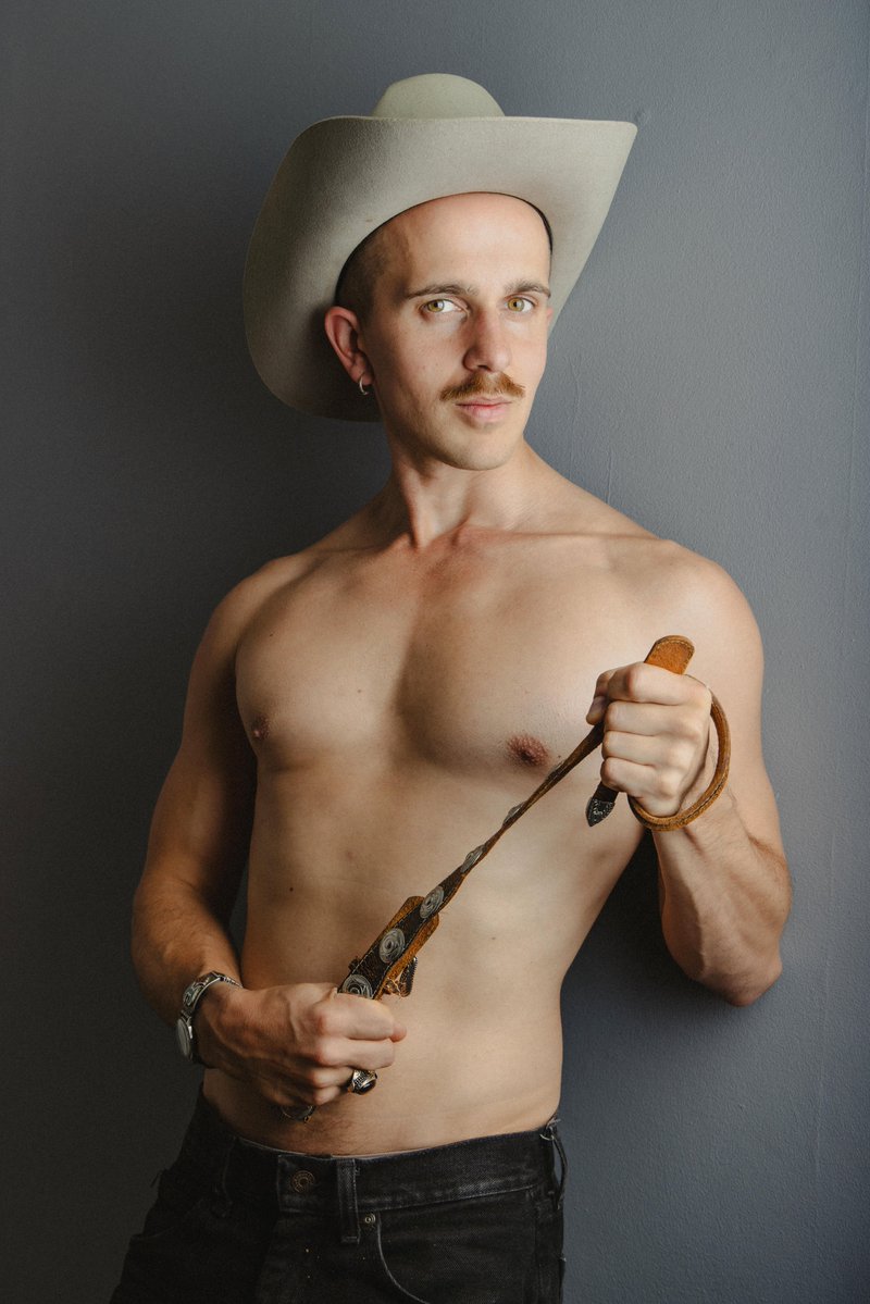 AndrewArtModel's tweet photo. All Hat, No Cattle 
Photos by @MWordsPhoto 
#cowboy #gay #gaycowboy #thirsttrap #malebodies #eyecandy https://t.co/lcnyJuvzeq