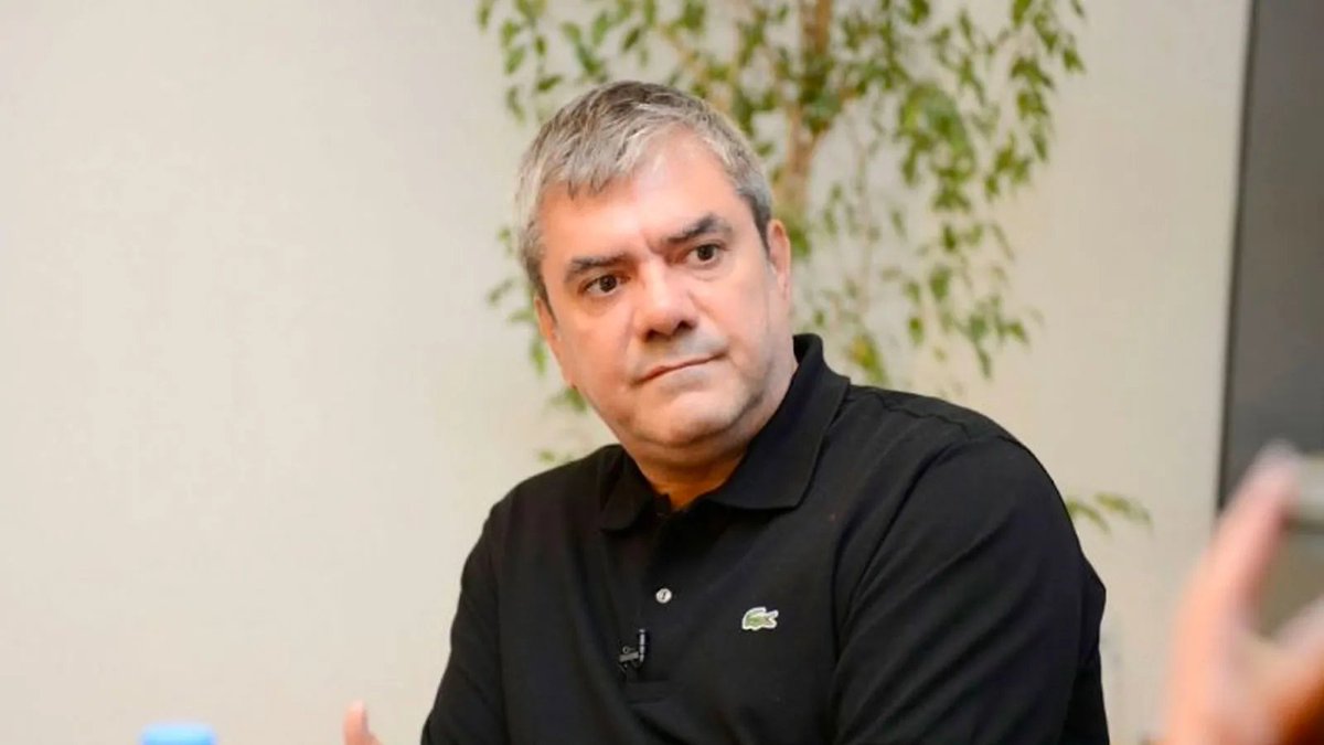 cumhuriyetgzt1's tweet photo. Murat Ağırel yazdı: Tatlı su gazetecisinden dersler

"Kendisini öyle bir dev aynasında görüyor ki ondan başka gazeteci olmadığını düşünüyor. Kişisel hıncı ve husumetleriyle yaptığı yayınları ciddiye alan yok. Ama 23 Ekim 2026 tarihli “Mustafa Sarıgül-Murat Ağırel” başlıklı videosunda benim tutuklanmam hakkında yorumlarda bulunmuş. Deşifresi geldi bana, okudukça koğuşta kahkaha attım. 

Videoyu izleyenler Türkiye’de demokrasinin Norveç standartlarında olduğunu, gazetecilerin de yaptıkları hatalar nedeniyle tutuklandığını zanneder. Aslında Yılmaz Özdil korunaklı alanlarda, elini sıcak sudan soğuk suya sokmadan gazetecilik yapmanın kurallarını anlatmış. Ama akıl mantık sınırlarından kopmuş, araştırmacı gazetecilik konusunda zerrece bilgisi olmayan bir kişi ancak bu yorumları yapabilir."
https://t.co/krzLUjyeCO