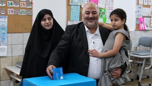 sultanah_ff's tweet photo. 📍أدلى منصور عباس، زعيم القائمة العربية الموحدة يمكن تصنيفهم ب  (الإخوان المسلمين فرع إسرائيل )، 🙂 بصوته اليوم في انتخابات الكنيست الإسرائيلي.

#انتخابات_الكنيست https://t.co/KtQ3IRsv3F