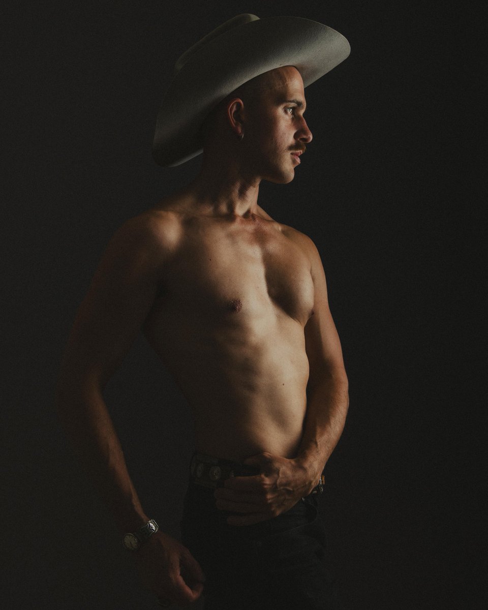AndrewArtModel's tweet photo. All Hat, No Cattle 
Photos by @MWordsPhoto 
#cowboy #gay #gaycowboy #thirsttrap #malebodies #eyecandy https://t.co/lcnyJuvzeq