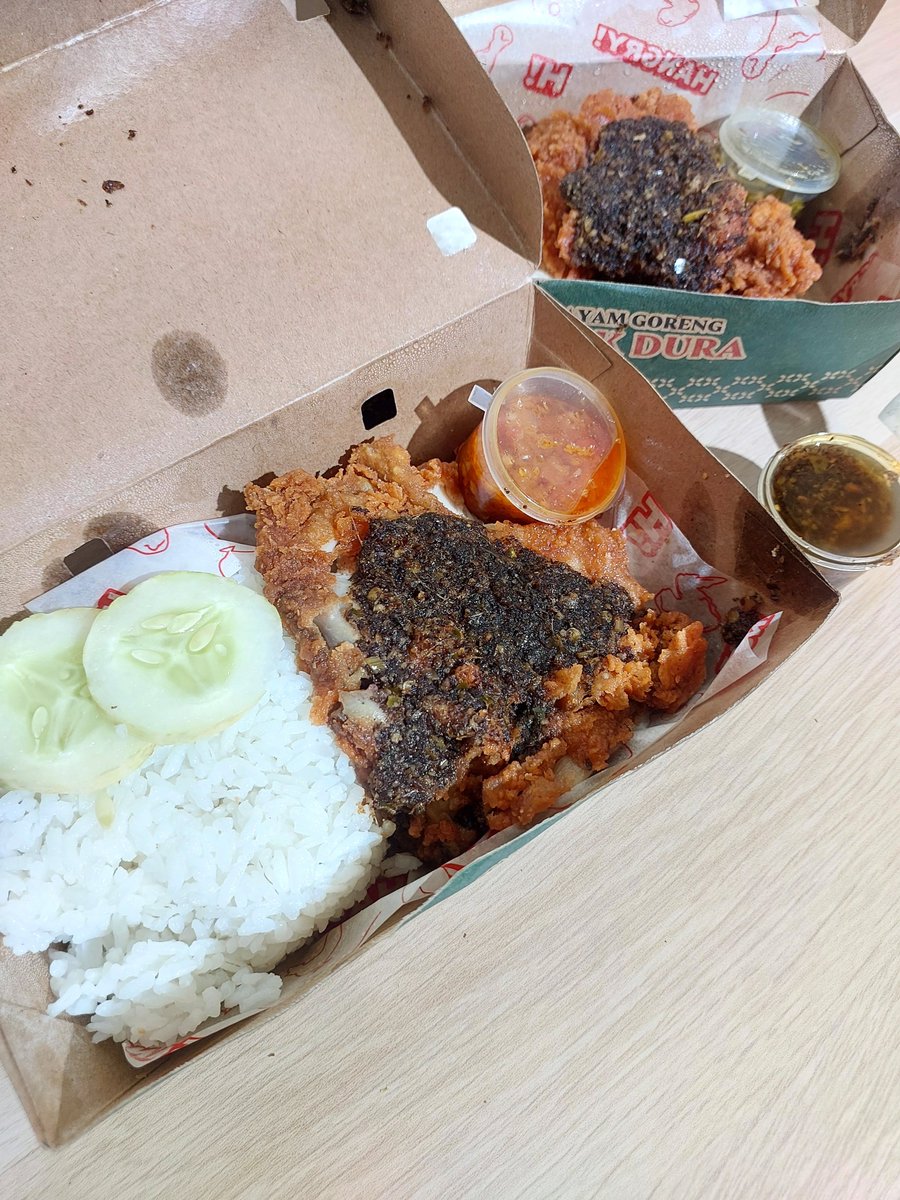 laelaumikha's tweet photo. Gara gara liat apip shadira makan ayam mak dura, aku jadi ikutan makan ayam mak dura pake extra bumbu hitam juga

When yh bisa mam bareng ayang 😭 https://t.co/q9Y7rO0Pqg