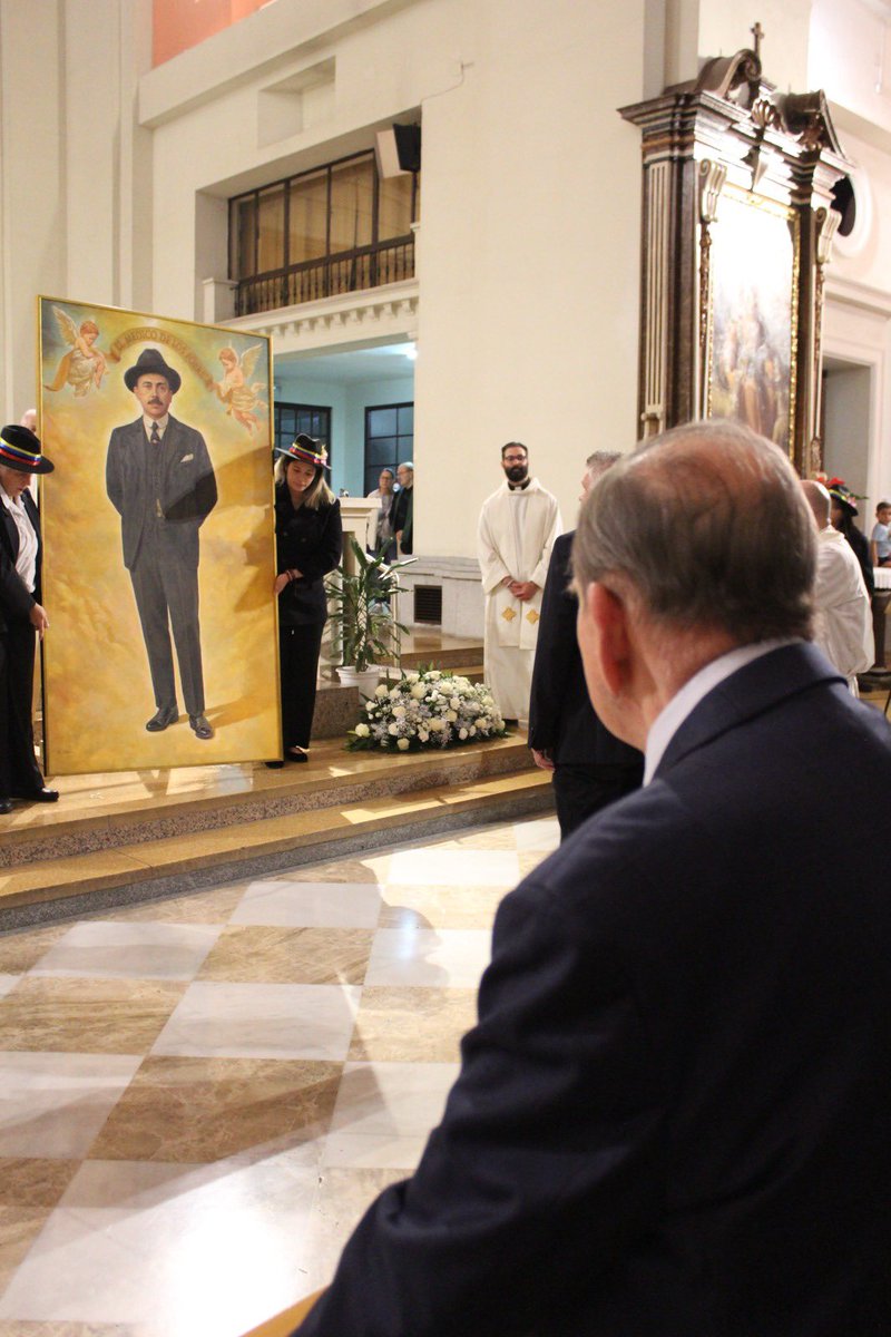 EdmundoGU's tweet photo. Ayer compartí con muchos venezolanos una celebración muy significativa, la entronización de la imagen de San José Gregorio Hernández en la iglesia de San Antonio de Padua, donde también se venera a nuestra patrona, la Virgen de Coromoto. Fue en una ceremonia presidida por el cardenal Baltazar Porras. @bepocar 

José Gregorio Hernández representa mucho de lo mejor que somos los venezolanos. Su generosidad, su vocación de servicio, su humildad y su sentido de la justicia constituyen un ejemplo que trasciende la fe y nos invita a pensar en nuestras responsabilidades con los demás.

La homilía del cardenal Porras nos dejó una reflexión especialmente oportuna. Venezuela necesita reconstruirse materialmente, pero también recuperar su tejido social, sanar las heridas que nos han dejado tantos años de sufrimiento y reencontrarnos desde la justicia, la dignidad y la fraternidad.

En sus palabras, el cardenal señaló que «el acontecimiento del regreso de María Corina Machado debe ser ocasión y razón para asumir el compromiso de unidad», un esfuerzo que debe descansar en nosotros mismos, en nuestra voluntad y responsabilidad como nación. ¡Grande, Cardenal!

Recordemos siempre: esa tarea nos corresponde a todos. No seremos -porque nunca lo hemos sido- simples espectadores de nuestro futuro.

Me quedo con una idea que recorrió de las palabras de el Cardenal: la esperanza necesita compromiso, constancia y voluntad de construir juntos.

Que San José Gregorio Hernández, tan querido por todos los venezolanos, nos acompañe en ese camino.