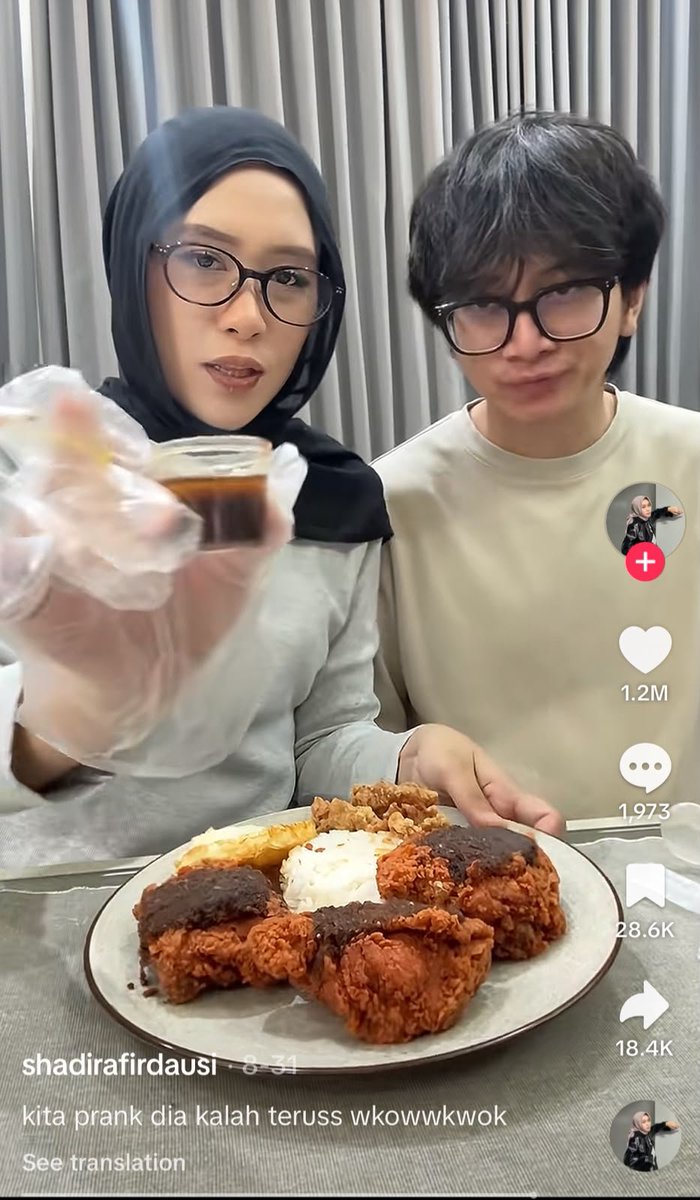 laelaumikha's tweet photo. Gara gara liat apip shadira makan ayam mak dura, aku jadi ikutan makan ayam mak dura pake extra bumbu hitam juga

When yh bisa mam bareng ayang 😭 https://t.co/q9Y7rO0Pqg