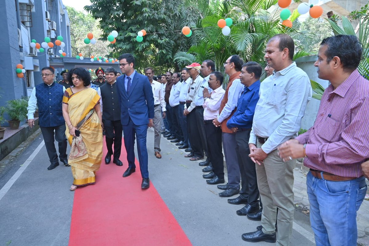 DefenceAccounts's tweet photo. CGDA Smt Alka Nangia Arora, IDAS @alkanangiaarora inaugurated #SPARSH Service Centre at PAO (ORs) The Guards, Kamptee today, in presence of PCDA @IaSouthern Shri Moloy C. Chakrabortty, IDAS and Air Marshal Ajay Kumar Pan, AVSM, VSM, SMSO. 

@SpokespersonMoD @PRODefPune https://t.co/YedeldC7NR