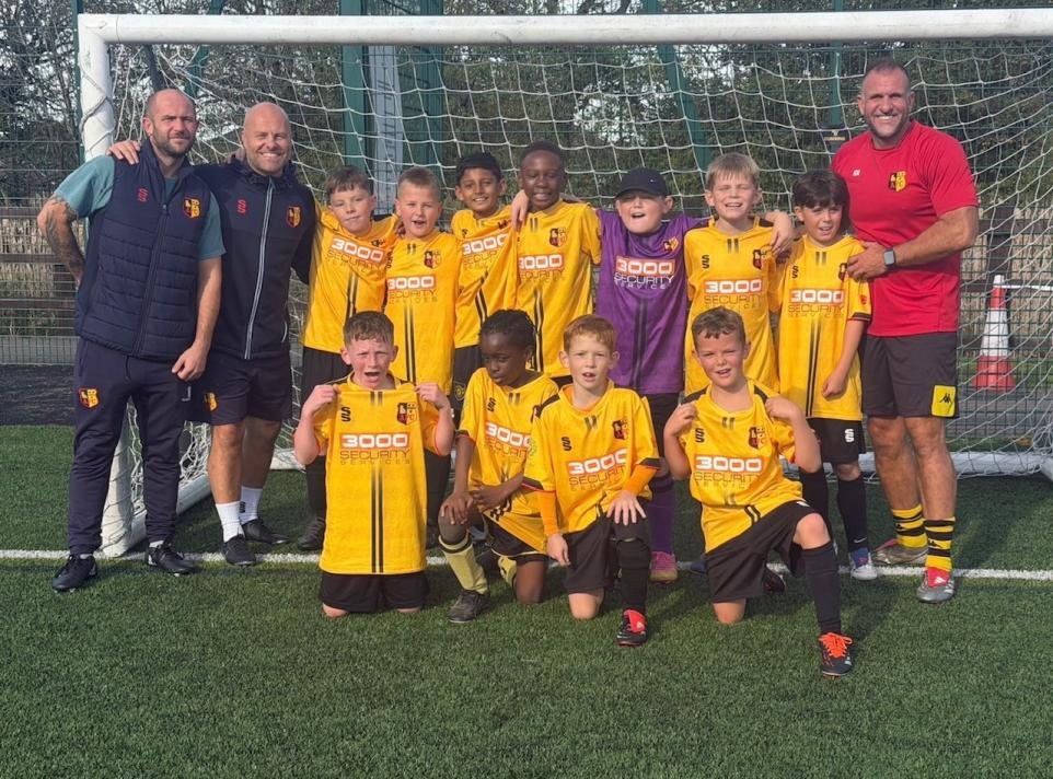 3000Security's tweet photo. Proud to support the next generation of football talent! ⚽🧡

We're sponsoring Alvechurch Under-10s for the 2026/27 season, providing new home shirts and training jackets.

Here's to a brilliant season and perhaps a future FA Cup star! 🏆 

@Alvechurch1st 

#footballsponsor https://t.co/2LC0Mwn6Nv