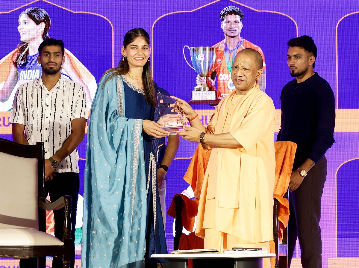 myogiadityanath's tweet photo. 'तब का यूपी, अब का यूपी' थीम पर @timesofindia द्वारा आज लखनऊ में आयोजित 'TOI Youth Icons Summit & Awards 2026 – UP Chapter' कार्यक्रम में सम्मिलित हुआ।

इस अवसर पर उत्तर प्रदेश के प्रतिभाशाली खिलाड़ियों तथा विभिन्न क्षेत्रों में उत्कृष्ट उपलब्धियां हासिल करने वाले युवाओं को 'टाइम्स ऑफ इंडिया यूथ आइकॉन अवॉर्ड्स' से सम्मानित किया।

जो प्रतिभाएं और आइकॉन कभी उपेक्षा के शिकार थे, आज 'नए उत्तर प्रदेश' में उन्हें अपनी प्रतिभा प्रदर्शित करने के अवसर मिल रहे हैं और विभिन्न मंचों पर सम्मान प्राप्त हो रहा है।

सभी सम्मानित Youth Icons को हार्दिक बधाई एवं Summit के प्रति मंगलमय शुभकामनाएं।