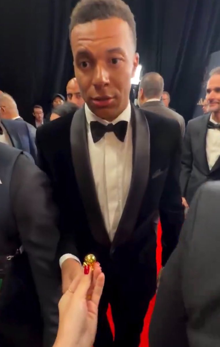 MundoDespectivo's tweet photo. Le dieron un balón de oro de juguete 
JJAJAJAJAJAJAJAJJAJAJAJA https://t.co/Lx6Rj7J0B6