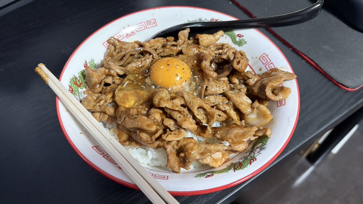 sun_Game_37's tweet photo. 適当に
ごま油、おろしニンニク（各目分量）で
豚バラ(こま肉？)をジャーーっと焼いて、
酒、醤油、みりん（各目分量）ドバーーーーして、ご飯にドーーーンして卵1玉ズーーン
して完成。 https://t.co/w2qB5h4zSW