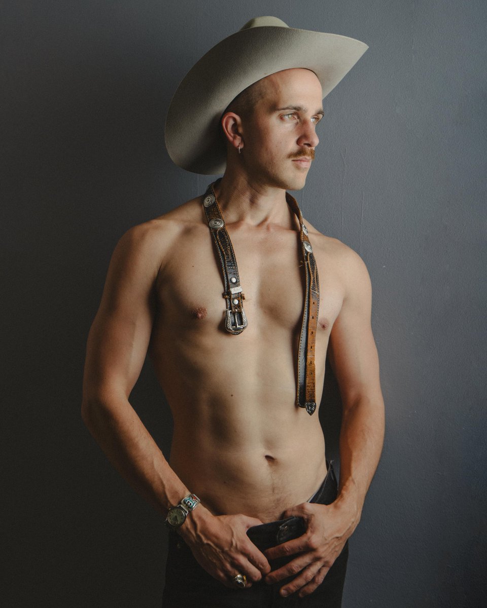 AndrewArtModel's tweet photo. All Hat, No Cattle 
Photos by @MWordsPhoto 
#cowboy #gay #gaycowboy #thirsttrap #malebodies #eyecandy https://t.co/lcnyJuvzeq