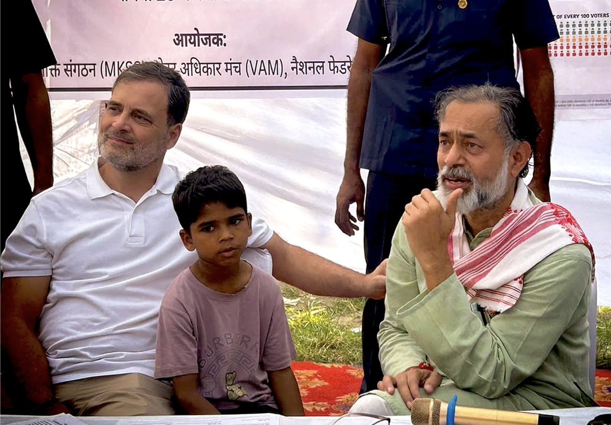 _YogendraYadav's tweet photo. आज पूर्वी दिल्ली के त्रिलोकपुरी में SIR को लेकर आयोजित जनसुनवाई में नेता विपक्ष @RahulGandhi भी शामिल हुए। यहाँ एक चौंकाने वाली बात सामने आई। सिर्फ़ चार बूथों पर जाँच में हटाए गए नामों में से 416 ऐसे लोग मिले, जिनके नाम नहीं कटने चाहिए थे।

जब चुनाव आयोग और सुप्रीम कोर्ट की नाक के नीचे यह हाल है, तो देश के बाकी हिस्सों में क्या हो रहा होगा?