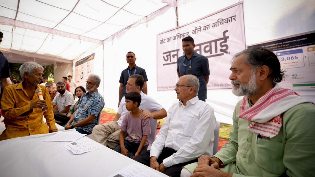 _YogendraYadav's tweet photo. आज पूर्वी दिल्ली के त्रिलोकपुरी में SIR को लेकर आयोजित जनसुनवाई में नेता विपक्ष @RahulGandhi भी शामिल हुए। यहाँ एक चौंकाने वाली बात सामने आई। सिर्फ़ चार बूथों पर जाँच में हटाए गए नामों में से 416 ऐसे लोग मिले, जिनके नाम नहीं कटने चाहिए थे।

जब चुनाव आयोग और सुप्रीम कोर्ट की नाक के नीचे यह हाल है, तो देश के बाकी हिस्सों में क्या हो रहा होगा?